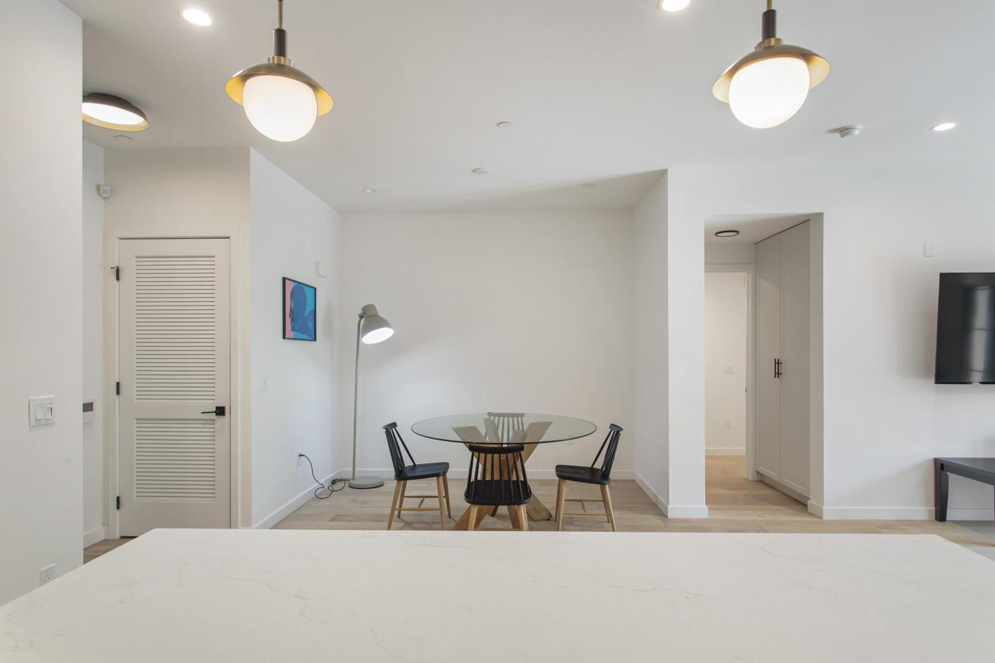 West Side Prime Location 2 Bedroom With Pool Kapselhotel