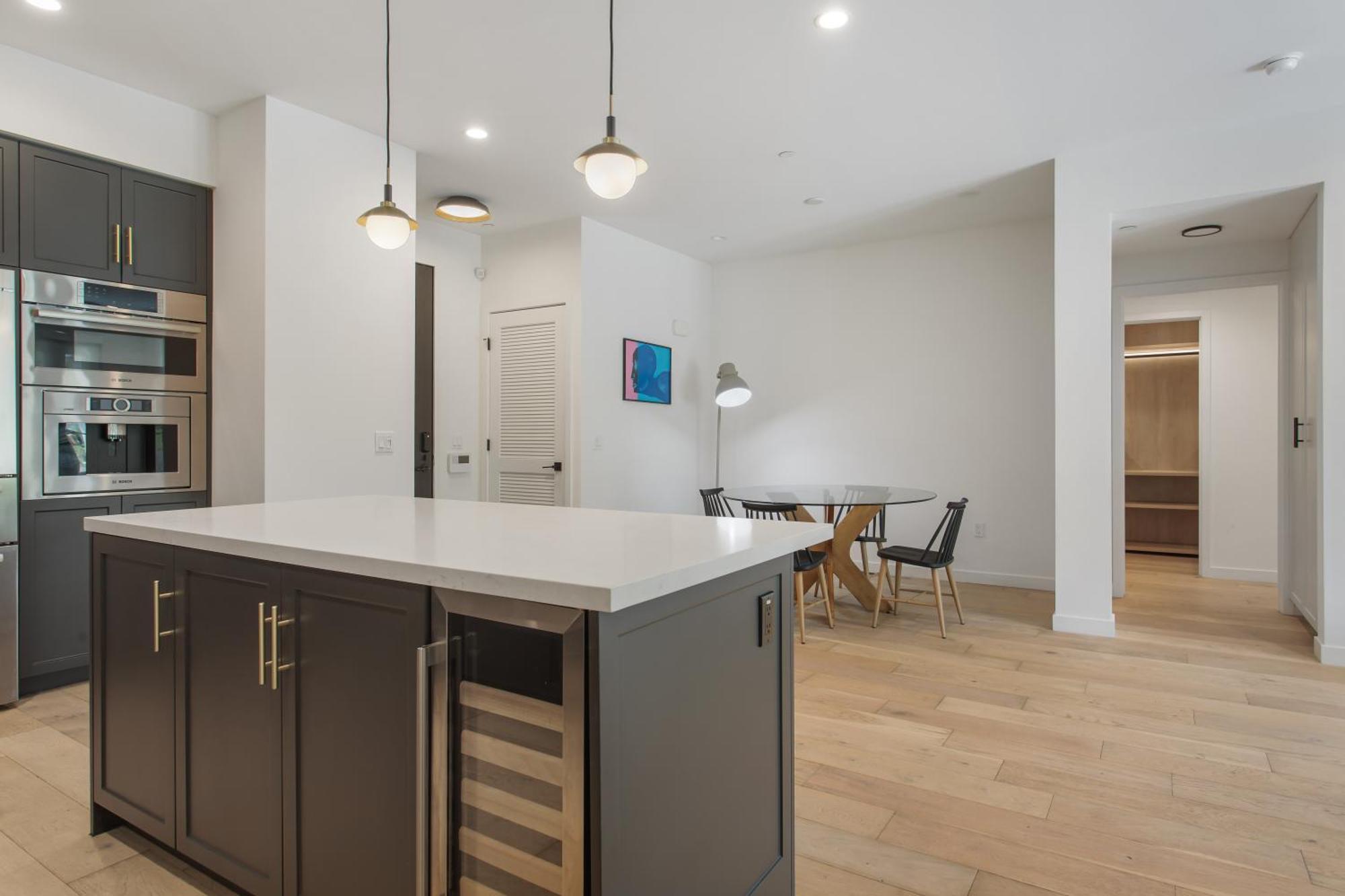 West Side Prime Location 2 Bedroom With Pool Kapselhotel