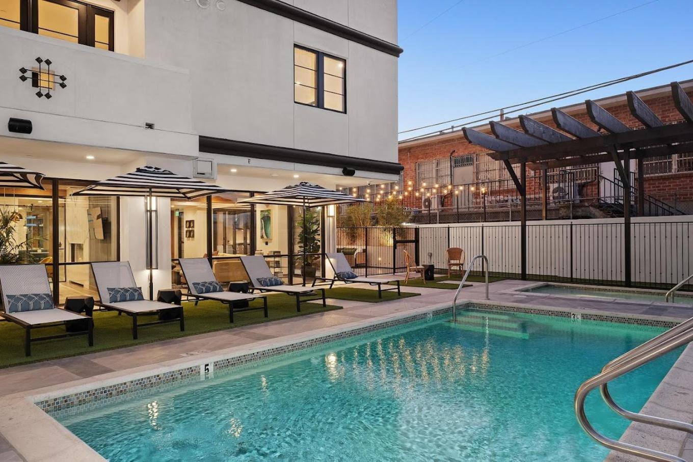 Kapselhotel West Side Prime Location 2 Bedroom With Pool *